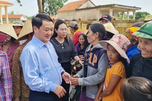 Mặt trận cùng người dân vượt qua hoạn nạn