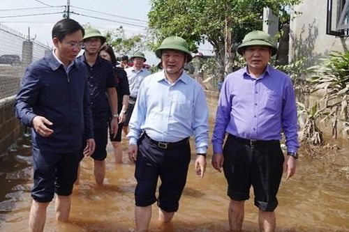Phó Chủ tịch - Tổng Thư ký Hầu A Lềnh thăm hỏi bà con vùng lũ Quảng Bình