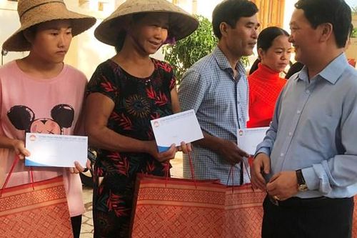 Phó Chủ tịch - Tổng Thư ký Hầu A Lềnh thăm hỏi bà con vùng tâm lũ Cẩm Xuyên