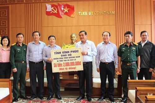 Vĩnh Phúc trao 2 tỷ đồng hỗ trợ người dân Quảng Nam