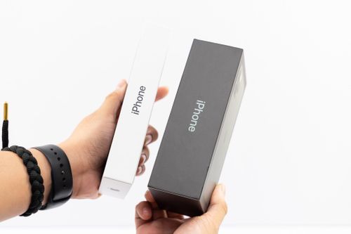 Hộp iPhone 11 mới, không kèm củ sạc về Việt Nam