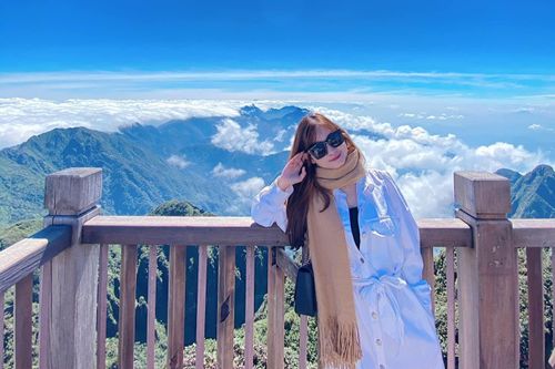 Mùa mây trên đỉnh núi cao nhất Việt Nam