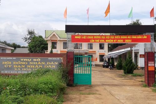 Chủ tịch xã không xác nhận lý lịch cho người dân là sai