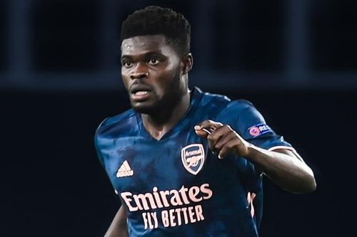 'Partey gánh cả tuyến tiền vệ'