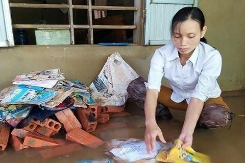 'Chú có biết nhà hảo tâm tặng sách vở để anh chị xin cho cháu học'