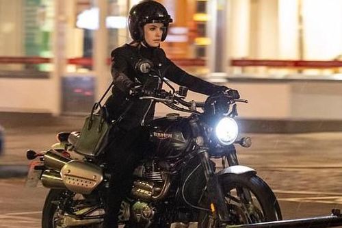 Anne Hathaway hóa siêu trộm, tự lái xe phân khối lớn