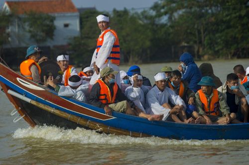 Chống chọi với nước lũ để bảo vệ quan tài người em