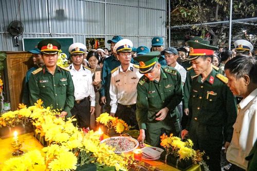 'Sau chuyến công tác này, anh sẽ về sửa lại nhà cho đỡ dột…'