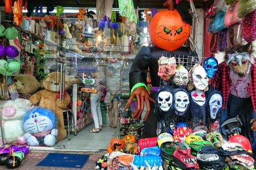 Nhộn nhịp thị trường đồ hóa trang Halloween