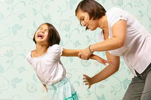 Có nên dạy con bằng hình phạt đánh đòn?