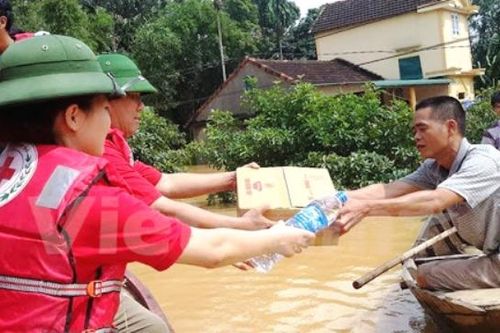 Cứu trợ đồng bào vùng lũ miền Trung: Làm thiện nguyện cần 'trái tim nóng' và 'cái đầu lạnh'