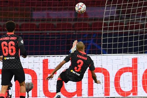 Fabinho thay thế hoàn hảo Van Dijk, được gọi là trung vệ xuất sắc nhất thế giới