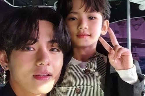 V BTS đích thân tặng quà 'khủng' cho phiên bản nhí