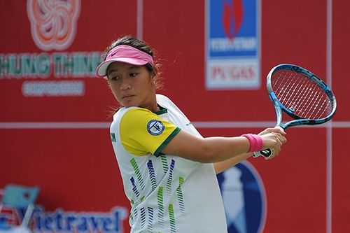 Tay vợt trẻ thần tượng Sharapova lên ngôi trên sân nhà