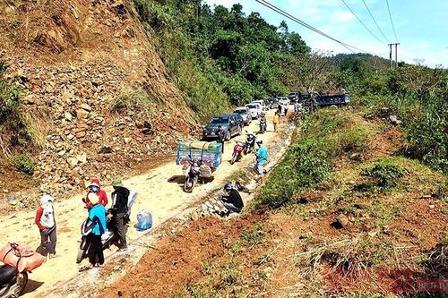 Trực thăng chở người bị thương ở Quảng Trị đi cấp cứu