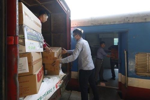 Ngành đường sắt công bố đường dây nóng tiếp nhận vận chuyển miễn phí hàng cứu trợ