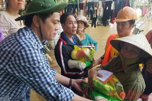Cơ quan Thường trực Báo Nhân Dân tại Đà Nẵng cứu trợ người dân vùng lũ Quảng Bình