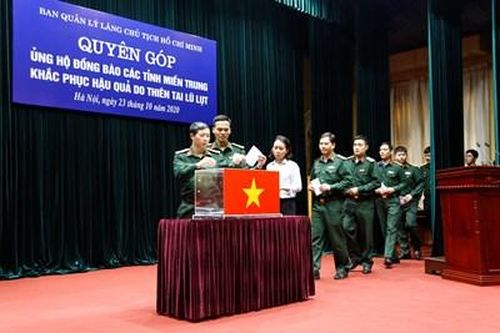 Ban Quản lý Lăng Chủ tịch Hồ Chí Minh quyên góp ủng hộ đồng bào miền Trung