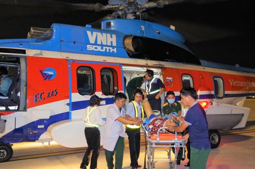 Cấp cứu an toàn 2 bệnh nhân được chuyển bằng trực thăng về từ Trường Sa về đất liền