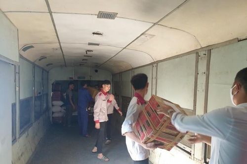 Đường sắt công bố đường dây nóng tiếp nhận vận chuyển miễn phí hàng hóa cứu trợ