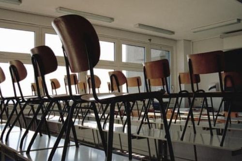 Trường học Anh hoang vắng vì ảnh hưởng của Covid-19