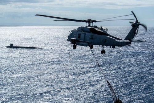 Máy bay không người lái giao hàng cho tàu ngầm tên lửa đạn đạo
