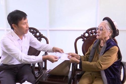 Xúc động tấm lòng của cụ bà 88 tuổi đạp xe đi ủng hộ đồng bào miền Trung