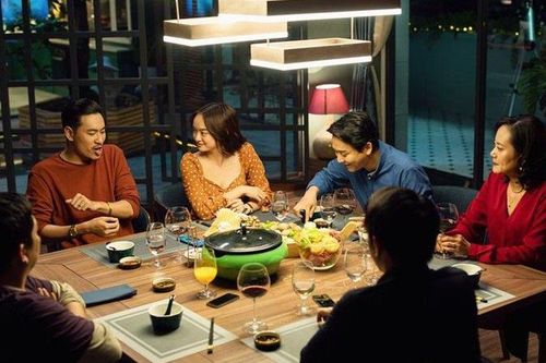 Sau thành công của 'Ròm', 'Tiệc trăng máu' có làm nên cơn sốt tại rạp chiếu Việt?