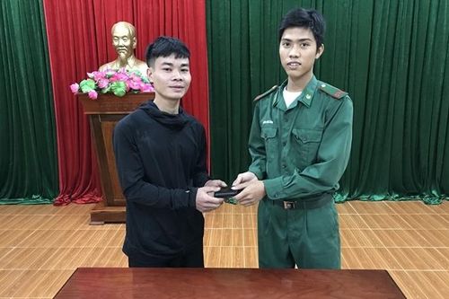 Chiến sĩ Biên phòng nhặt được của rơi trả người đánh mất