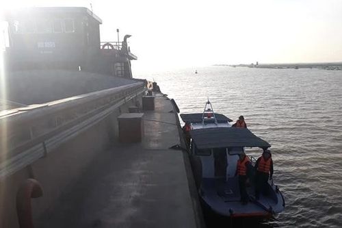 Cứu thành công 2 tàu vận tải mắc cạn tại khu vực cửa biển Ba Lạt