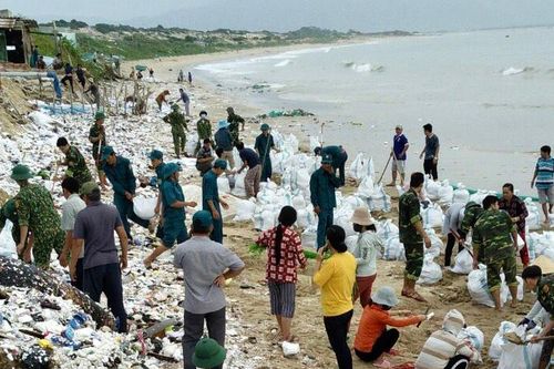 Giúp nhân dân khắc phục sự cố biển xâm thực