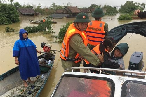 Lính Biên phòng sát cánh cùng người dân vùng 'rốn lũ'
