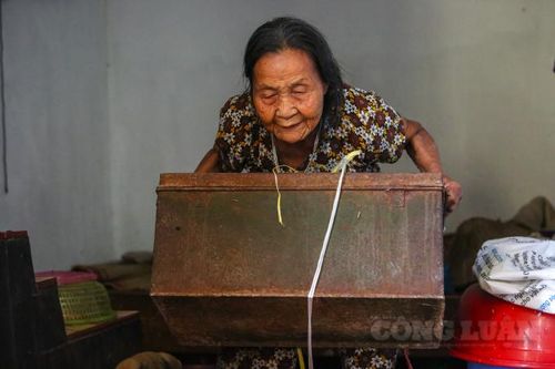 Xúc động cụ bà cõng đồ ủng hộ đồng bào miền Trung