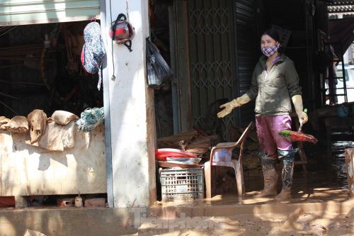 Sau lũ, rác thải tràn ngập, nguy cơ bùng phát dịch bệnh cao