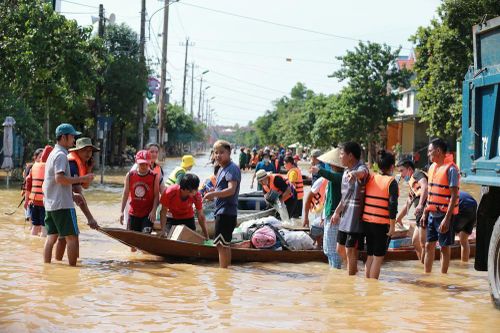 Dân vùng lũ Quảng Bình ấm lòng bởi những chuyến đò chất đầy yêu thương