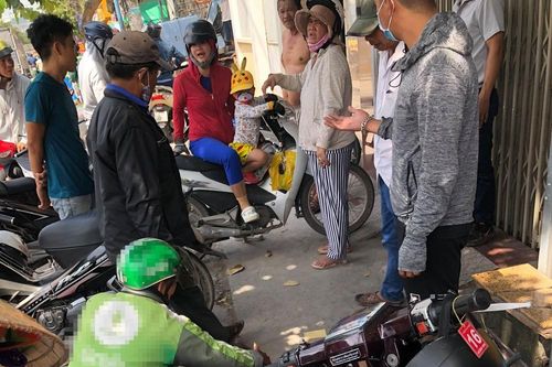 Bị cướp giật túi xách, người phụ nữ ngã xuống đường trọng thương