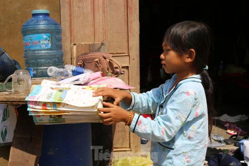 Sách vở bị lũ cuốn trôi, học sinh rốn lũ Quảng Bình khó khăn trước ngày trở lại trường
