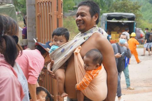 Người Vân Kiều ở vùng lũ: 'Đói lắm, chỉ biết ăn mỳ tôm bộ đội cho'