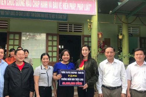 Tiểu Vy - Đỗ Mỹ Linh - Lương Thùy Linh băng qua vùng lũ, trao tiền tận tay đồng bào miền Trung