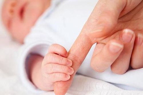 Bé sơ sinh 3 ngày tuổi mắc bệnh lậu vì lây từ mẹ
