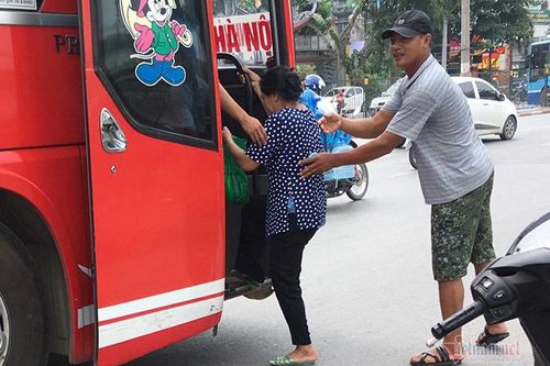 Để cửa ô tô mở khi đang chạy có thể bị phạt nặng