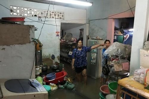 Nước dâng ngập lụt, cuộc sống hàng loạt nhà dân ở Sài Gòn đảo lộn