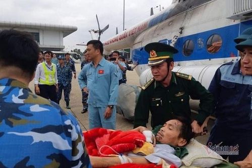 Trực thăng ứng cứu 2 cán bộ bị thương khi tìm dân mất tích