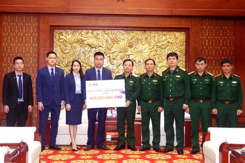MB biếu tặng 650 triệu đồng gia đình 13 liệt sĩ Rào Trăng 3