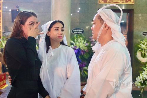 Trương Ngọc Ánh mắt ngấn lệ viếng NSND Lý Huỳnh