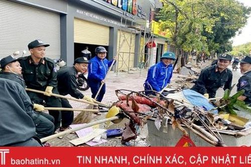 Các đội tình nguyện giúp người dân Hà Tĩnh vệ sinh sau lũ
