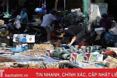 Tranh thủ trời nắng, tiểu thương Hà Tĩnh phơi hàng hóa sau mưa lũ