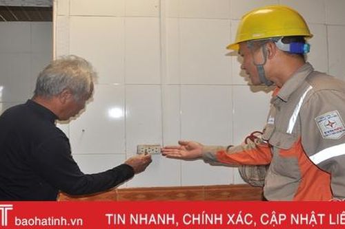 Điện lực Hà Tĩnh đến từng nhà khuyến cáo an toàn sau mưa lũ