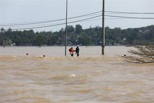 Kịp thời đưa người bị nạn giữa vùng lũ lụt biệt lập đi cấp cứu