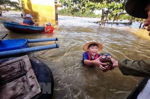 Làm từ thiện mùa mưa lũ: Xin đừng đong đếm lòng tốt